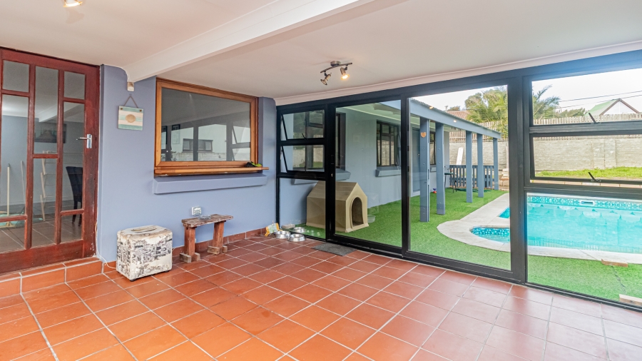 5 Bedroom Property for Sale in Sunnydale Western Cape